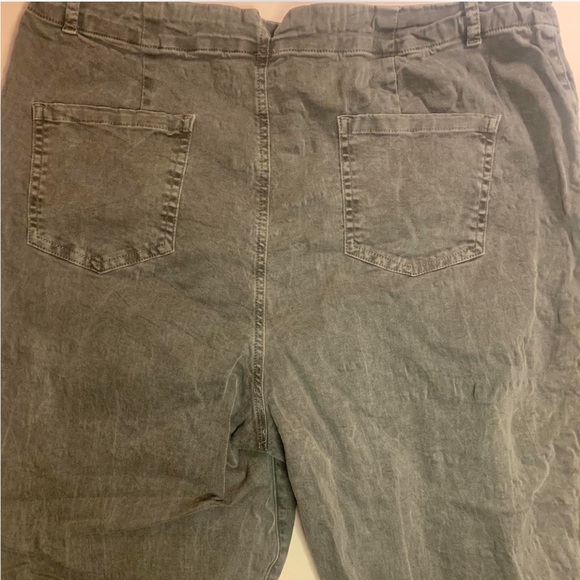 Amadi gray high rise pant with dimple texture detail. Thin fabric. Worn. - Picture 3 of 4